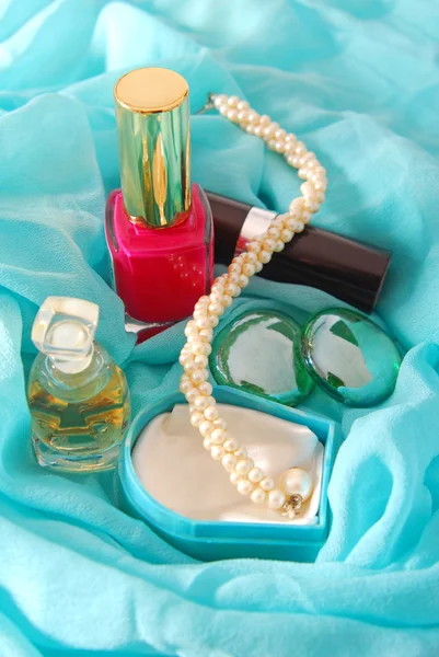 Close-up van de nagellak en accessoire op zijdeachtige sjaal — Stockfoto