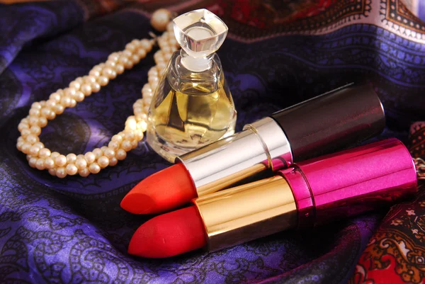 Lipstik dan parfum wangi pada syal sutra — Stok Foto