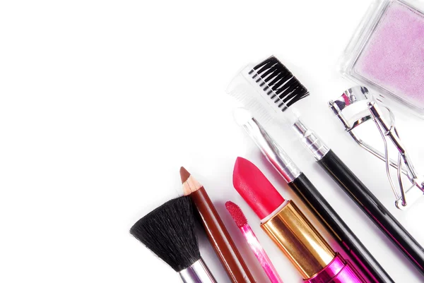 Conjunto cosmético de maquillaje y pinceles aislado en blanco — Foto de Stock