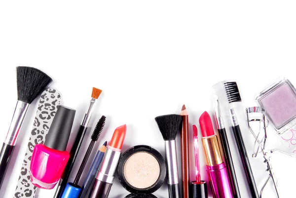 Conjunto cosmético de maquillaje y pinceles aislado en blanco — Foto de Stock