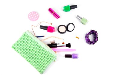 Kozmetik kümesi üzerinde beyaz izole