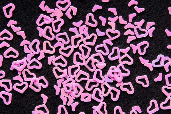 Roze hart confetti op zwarte achtergrond — Stockfoto