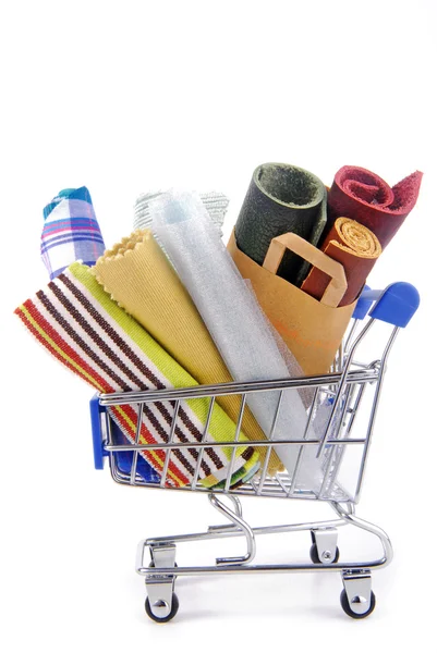 Shopping vagn med olika tyg material — Stockfoto