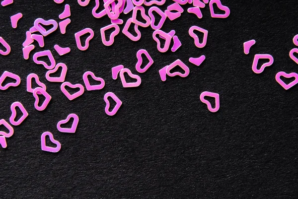 Roze hart confetti op zwarte achtergrond — Stockfoto