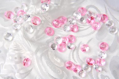 Beyaz kumaş üzerine elmas