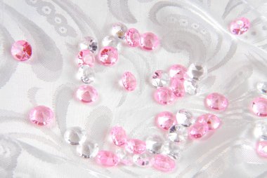 Beyaz ve pembe elmas beyaz kumaş üzerine