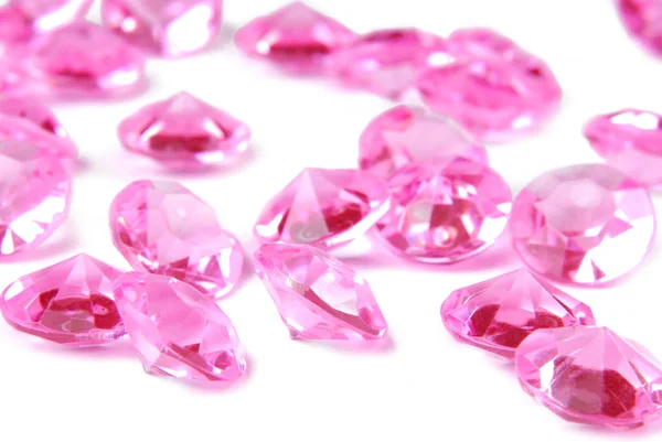 Diamantes cor de rosa sobre fundo branco — Fotografia de Stock