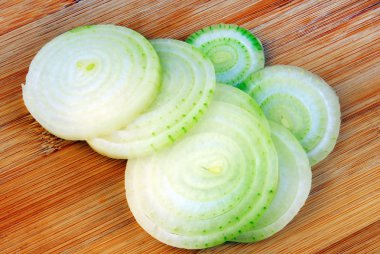 soğan halkası ahşap tahta üzerinde