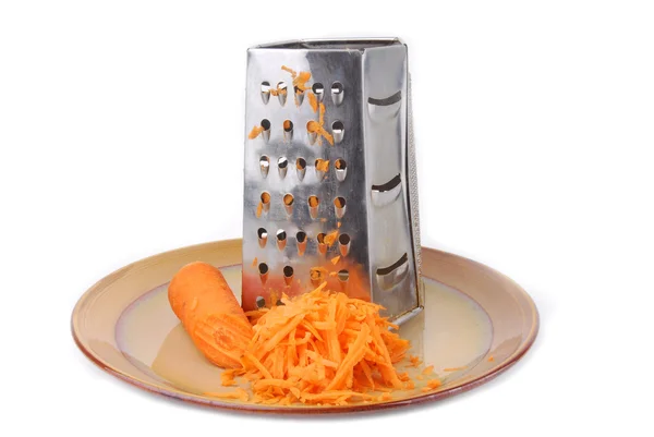 Rallador y zanahorias aisladas en blanco — Foto de Stock