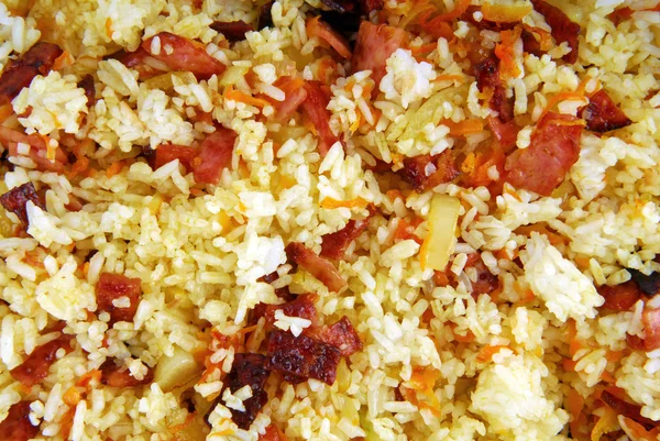 Prato de arroz com cenouras de presunto e cebola — Fotografia de Stock