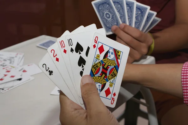 Jugar a las cartas en mano —  Fotos de Stock