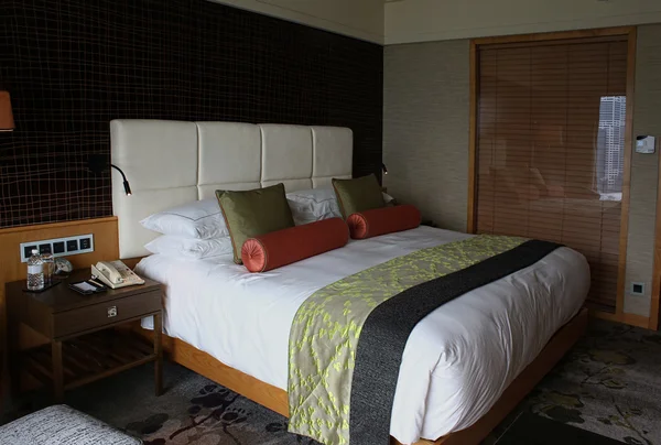 Cama en lujosa habitación de hotel —  Fotos de Stock