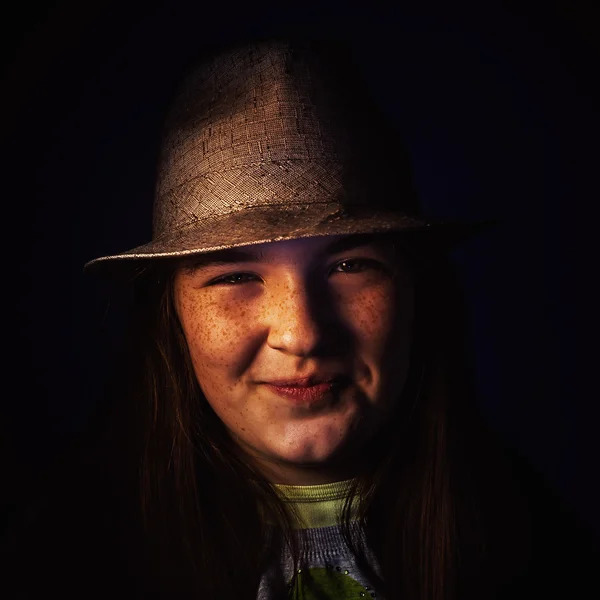 Портрет молодої дівчини з капелюхом — стокове фото