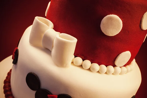 Decoratie van een cake van de kindverjaardag — Stockfoto