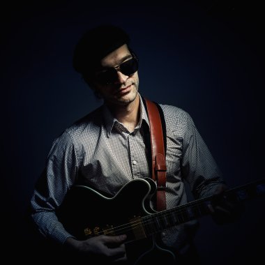 Caz müzisyeni bir gitar çalmak 