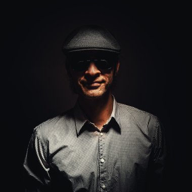 Serin bir adam portresi 