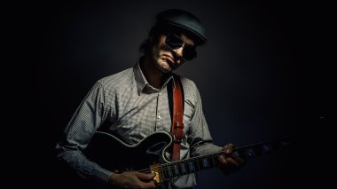 Caz müzisyeni bir gitar çalmak 