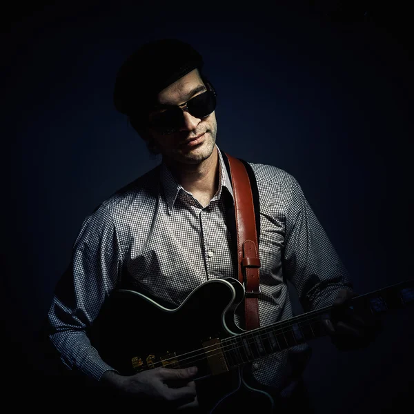 Caz müzisyeni bir gitar çalmak 