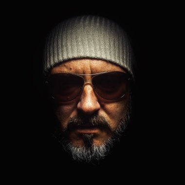 Gözlüklü bir sakal adam portresi