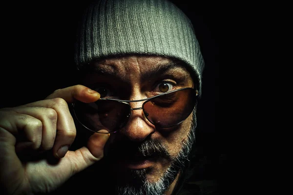 Retrato de un hombre de barba con gafas — Foto de Stock