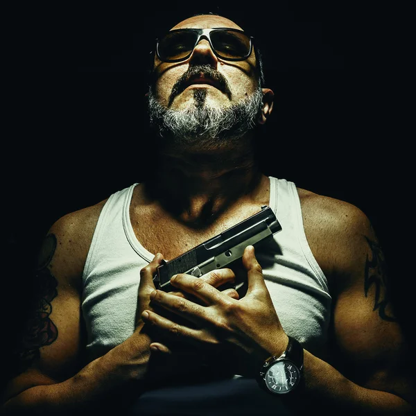 Hombre con el arma — Foto de Stock