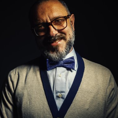 Gülümseyen bir adamın portresi 