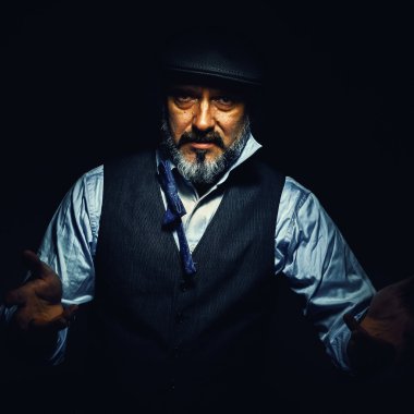 Yaşlı adamın bir şeyler açıklamaya 