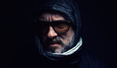 Başörtüsü ile adam