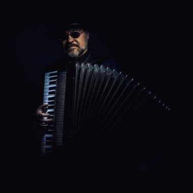 Akordeon çalan portre 