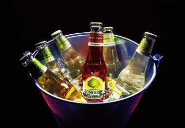 Altı Somersby içki şişesi