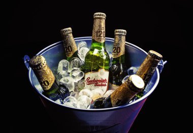 Altı Budweiser bira şişesi
