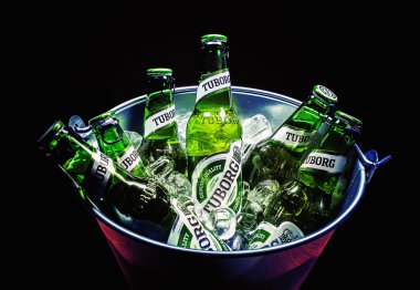 Altı Tuborg bira şişesi