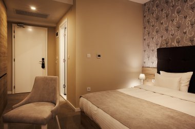 Bir otel odasının içinde. 