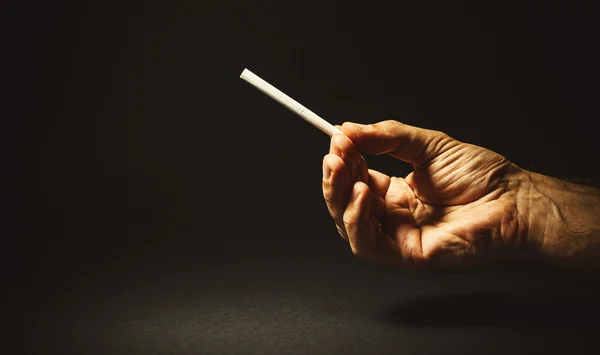 Mano masculina sosteniendo un cigarro —  Fotos de Stock