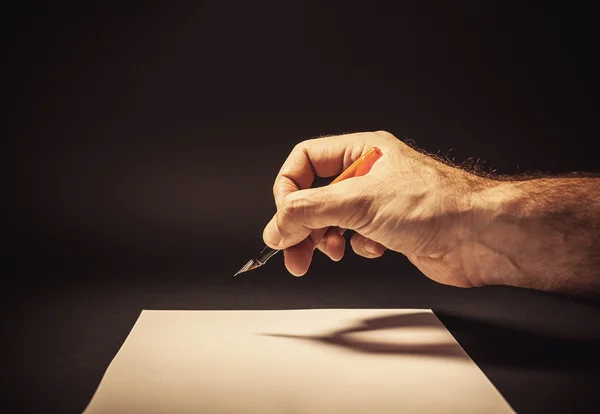 Escribir una carta de un hombre — Foto de Stock