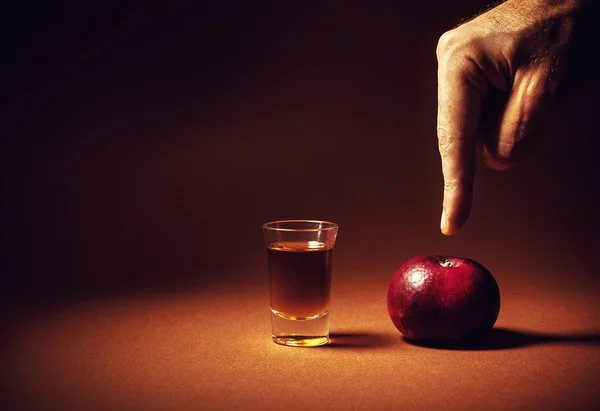 Alcohol o una manzana — Foto de Stock