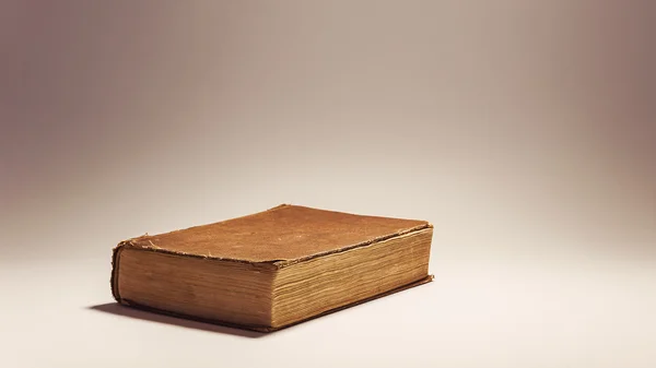 Altes Buch auf weißem Hintergrund — Stockfoto