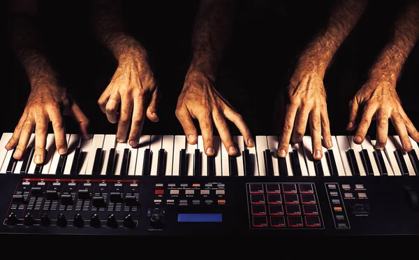 Tocando um teclado Midi — Fotografia de Stock