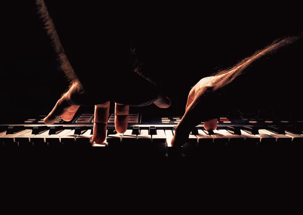 Tocar un piano o sintetizador — Foto de Stock