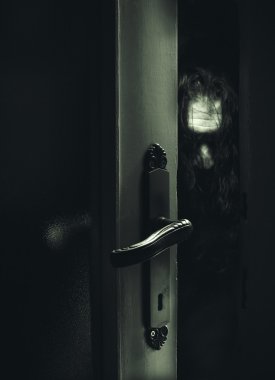Kapının arkasında tehlikeli yabancı