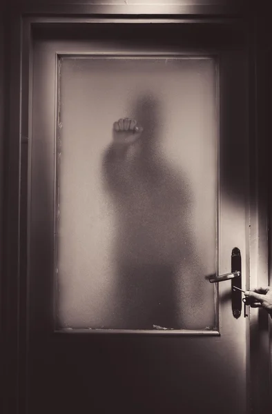 ドアの後ろに危険な見知らぬ人 — ストック写真