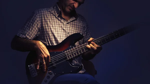 Uitingen van een bassist — Stockfoto