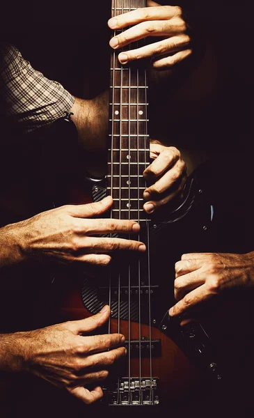 Tocar hábilmente una guitarra de bajo —  Fotos de Stock