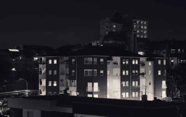 Городские здания ночью — стоковое фото