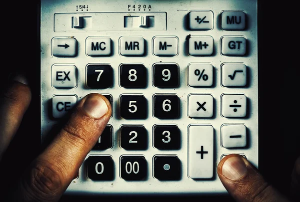 Usando una vieja calculadora polvorienta — Foto de Stock