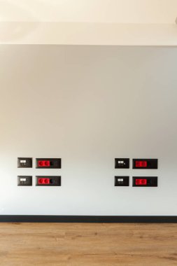 Duvardaki yeni ve boş bir odanın, akım ve ağ tıkaçlarının ayrıntıları. 