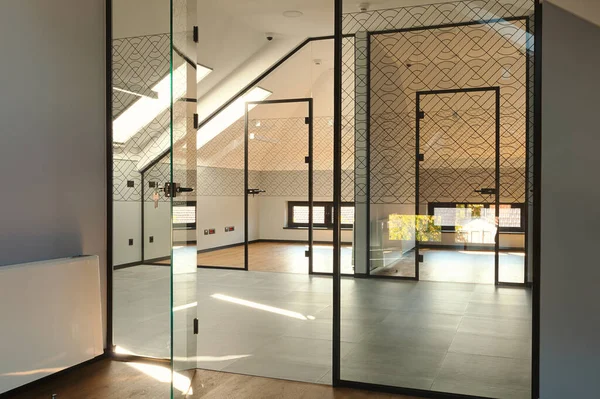 近代的なオフィス 玄関の壁やガラス製のドア 建物のロフト部分のインテリア — ストック写真