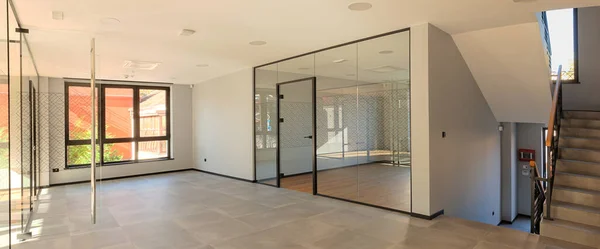 新しい空のオフィスのインテリア ガラスの入り口の壁 — ストック写真