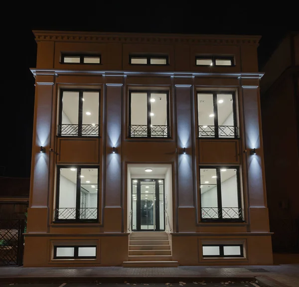 Außenfassade Eines Neuen Kleinen Gebäudes Während Der Nacht — Stockfoto