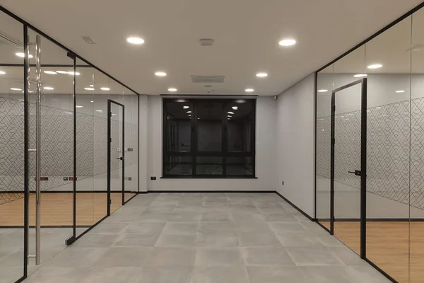 Innenraum Eines Gebäudes Mit Modernem Bürodesign Transparenten Glaswänden Und Türen — Stockfoto